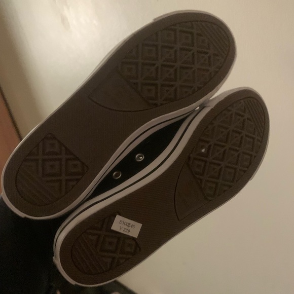 Black and white converse - Picture 3 of 3